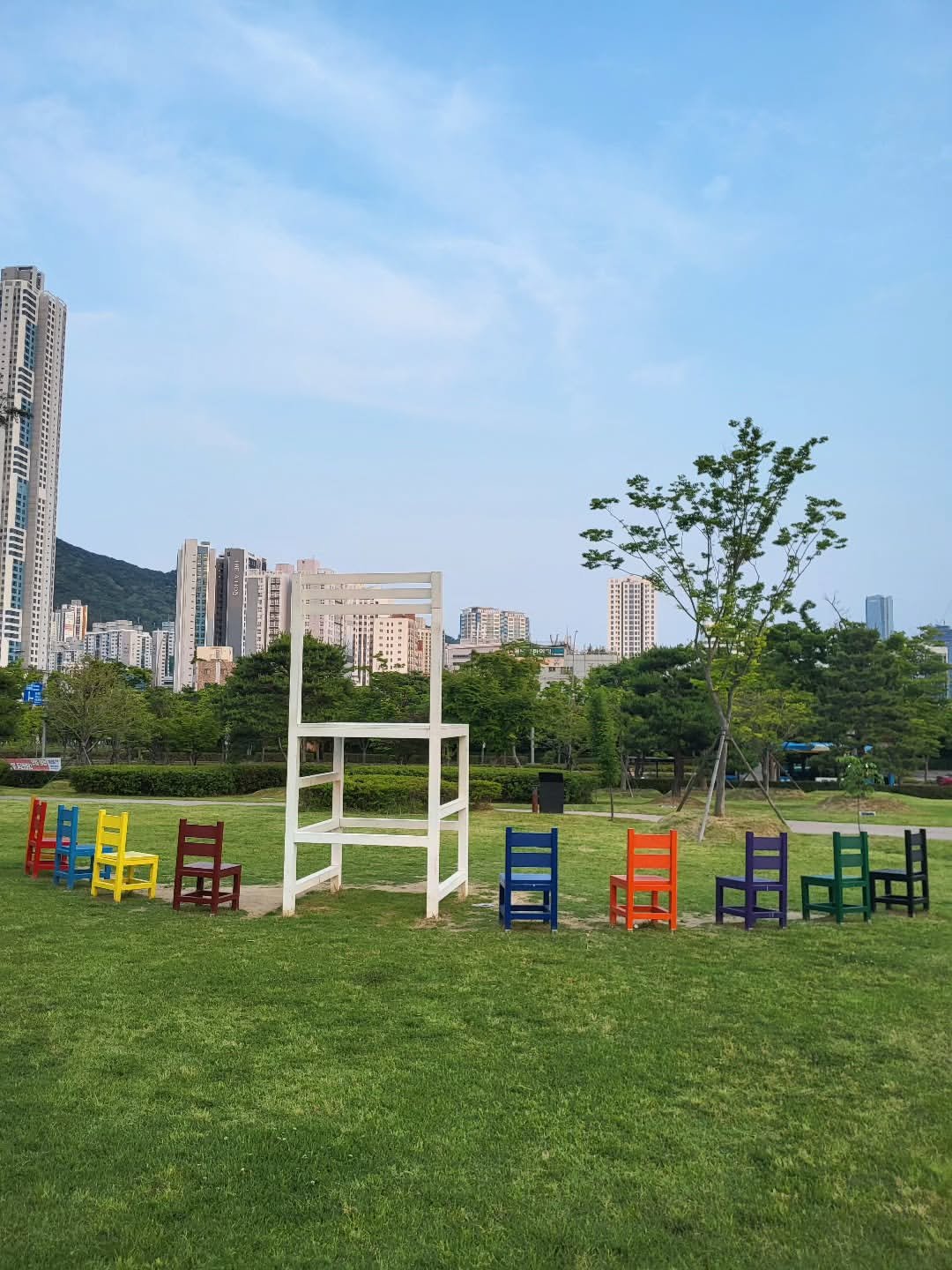 Photo by 풍요를부르는행복연구소 on July 07, 2025. May be an image of deck chair and park.