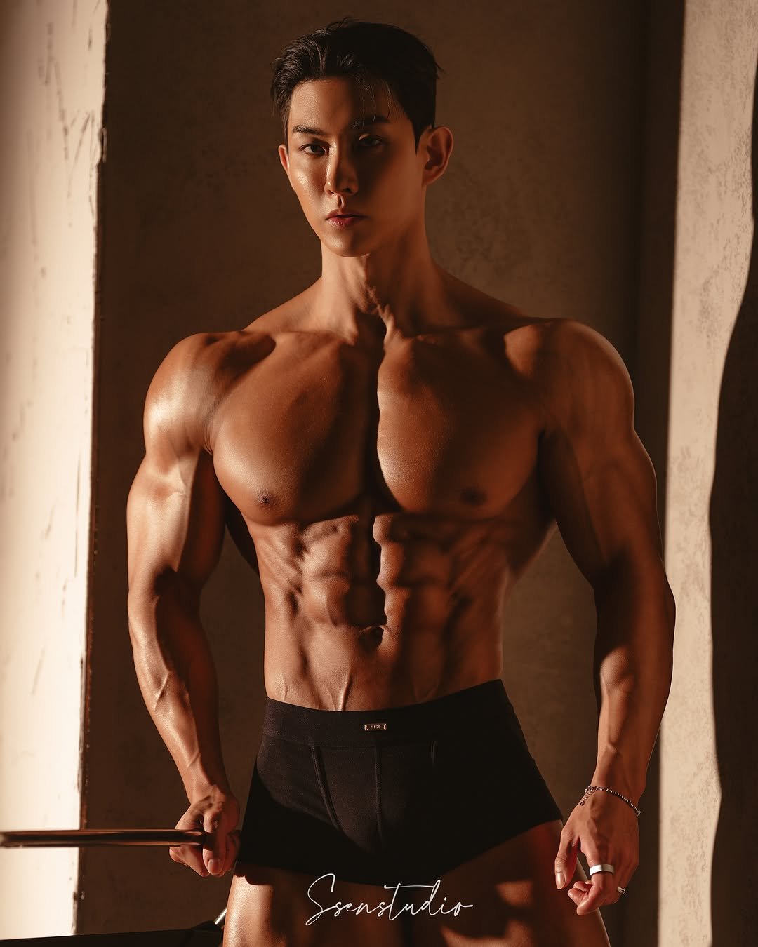 king__yujin 게시물 이미지: 한 겹 더 🔥 우리는 덜어낼수록 커진다🫡