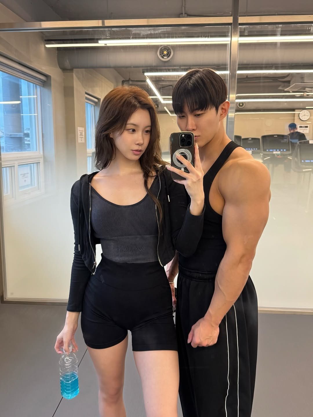 kingyujinyuna 게시물 이미지: 쇠질하는 유유 부부 ! !

감귤나라까지 와서 쇠질 놓치지 않기 ✌️🍊

#제주여행...