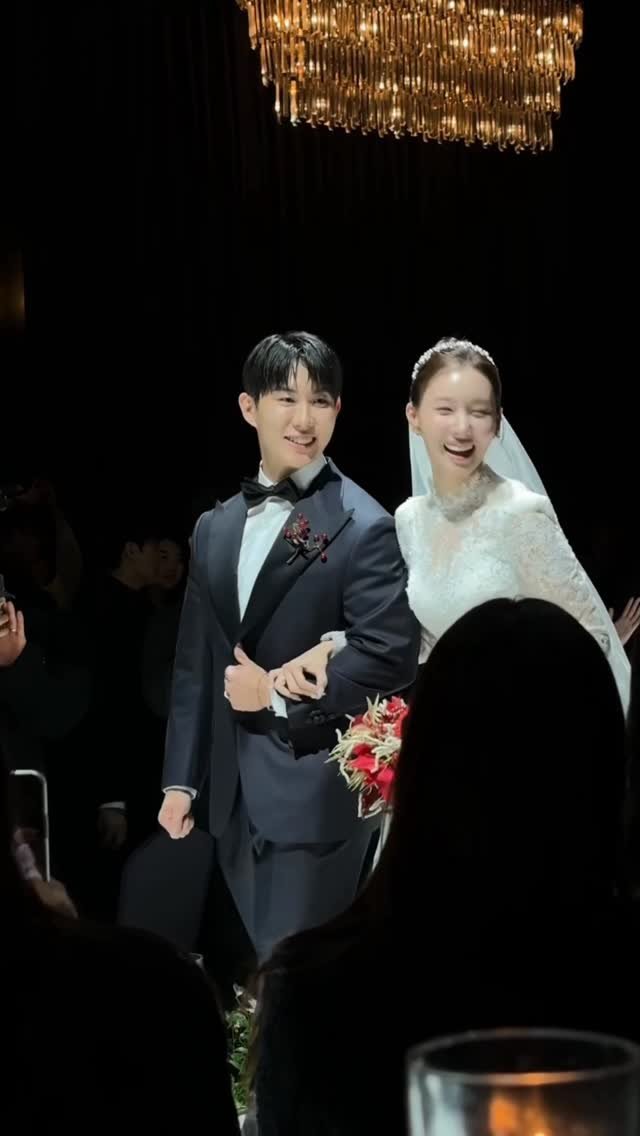 kingyujinyuna 게시물 이미지: 호응 가득한 하객분들 덕분에 더 신났던 #행진댄스 
오빠랑 열심히 연습했어요 . ˚...