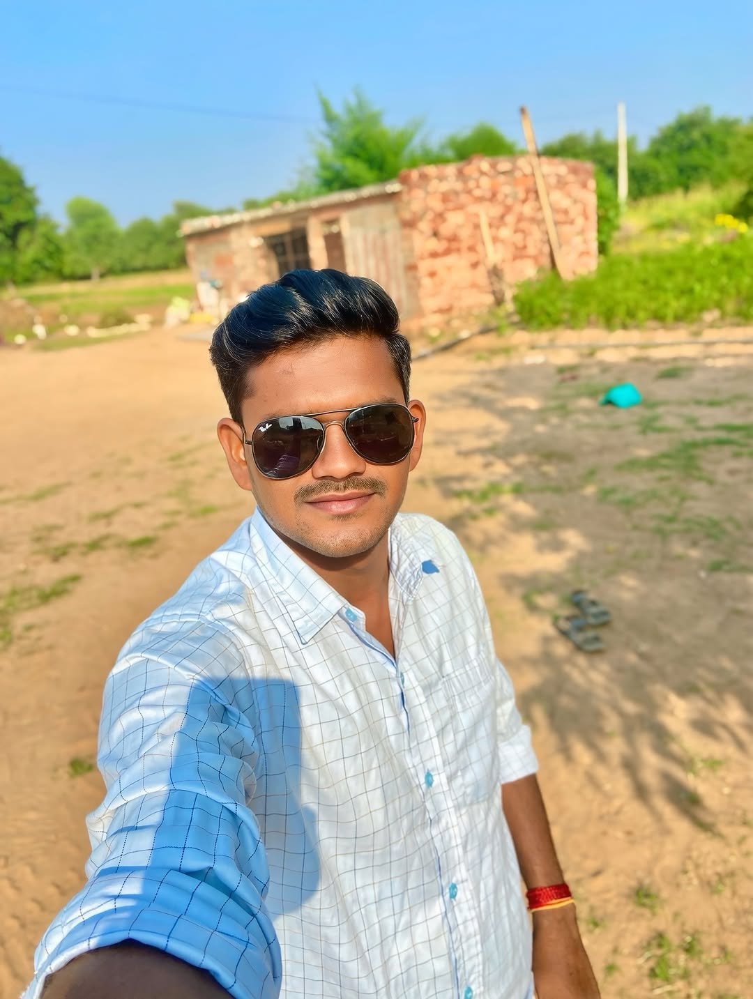 Photo by 🌾 🌾 खेतीबाड़ी 🌾🌾 in Rohisa Rajasthan 341513 India with @kisan_zindabad_100k. May be a selfie of one or more people, people smiling, sunglasses, temple, picnic and text.