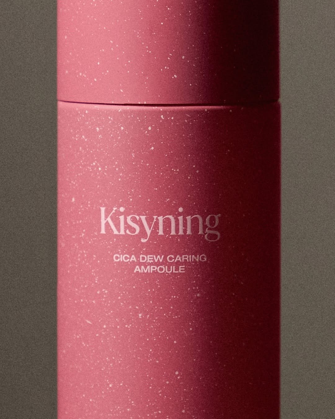 Photo by 홍영기 on September 23, 2025. May be an image of one or more people, makeup, hair product, fragrance, lotion, cosmetics, perfume and text that says 'Kisynin CICA.DEW.CARING CICA DEW CARING AMPOULE'.