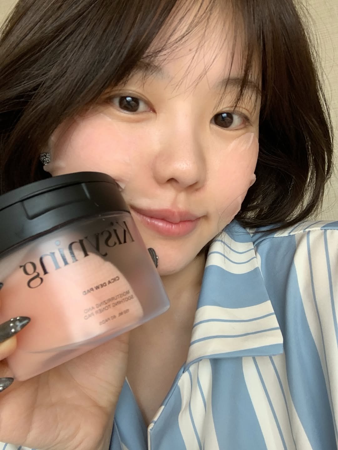 Photo by 홍영기 on February 19, 2026. May be an image of one or more people, makeup, hair product, hand cream, lotion and text.