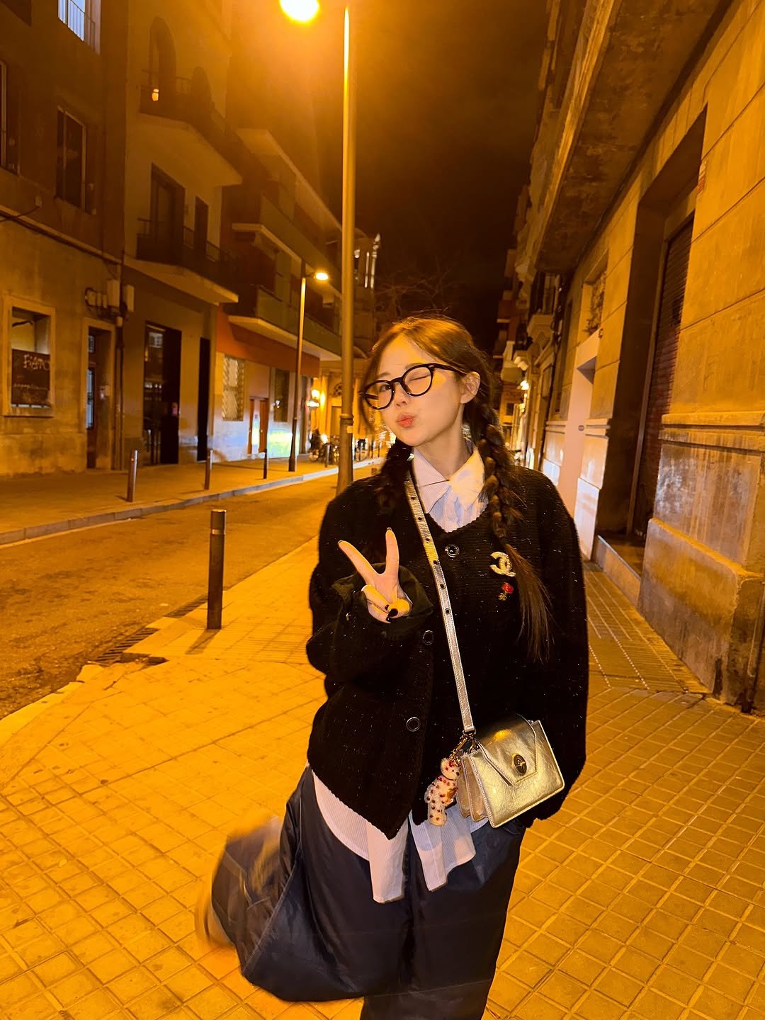 Photo by 홍영기 on November 11, 2025. May be an image of parka, cigarette, headscarf, street, Piazza di Spagna and text.