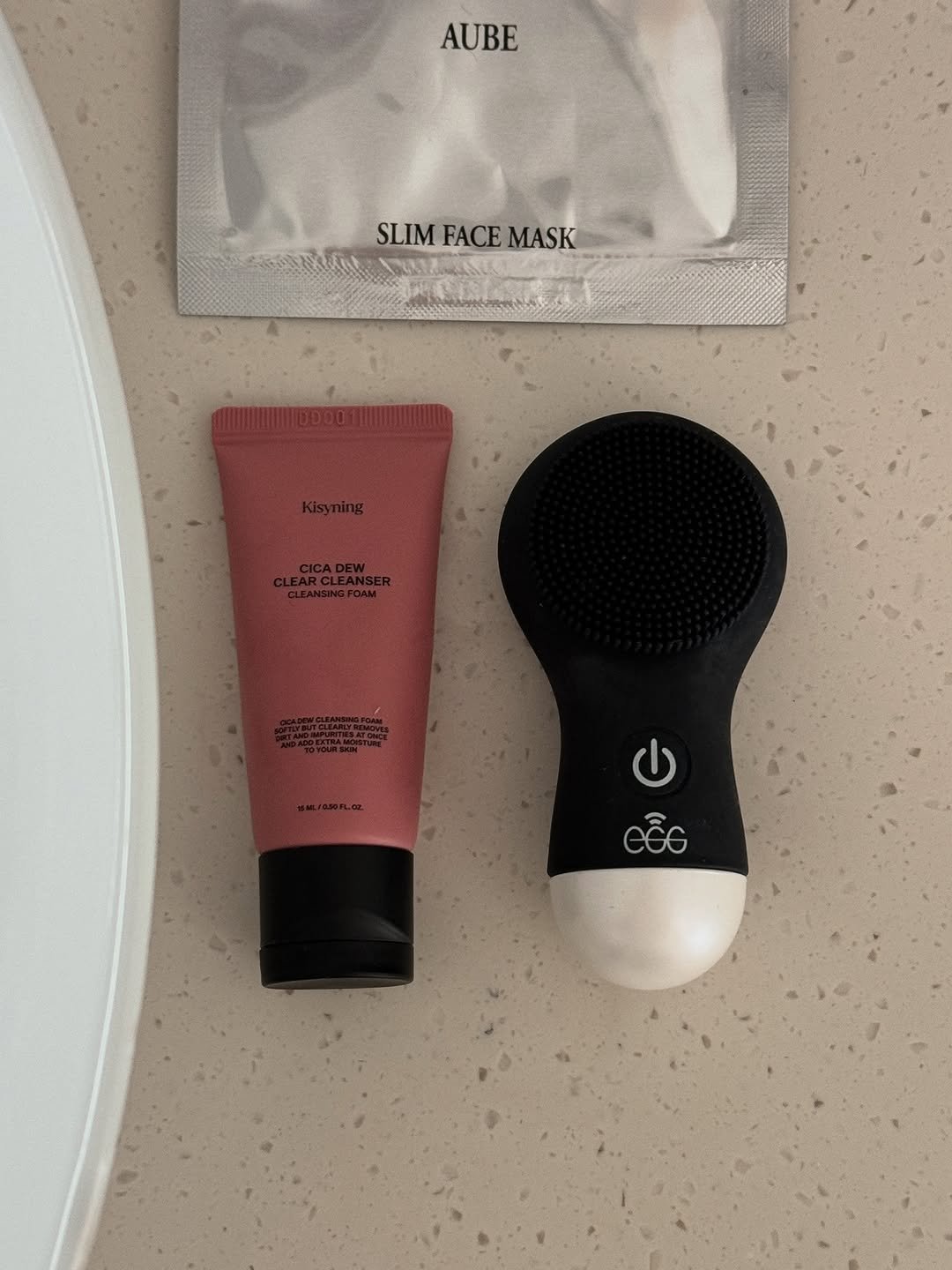 Photo by 홍영기 on September 22, 2025. May be an image of one or more people, makeup, hair product, hand cream, dental floss, cosmetics and text that says 'AUBE SLIM SLIMFACEMASK FACE MASK ဇ်'.
