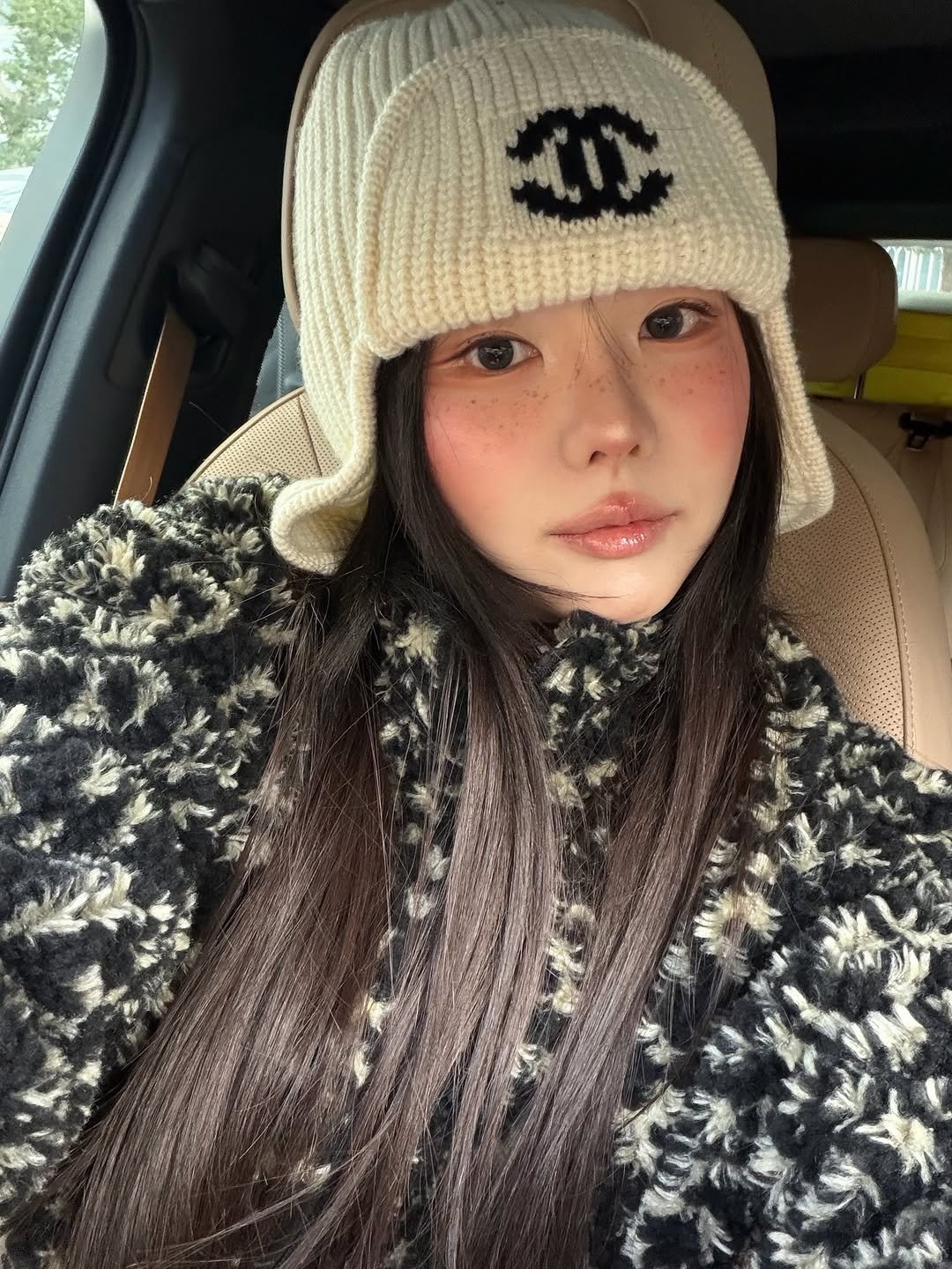 Photo by 홍영기 on December 21, 2025. May be an image of hat, duffle coat, parka, beret and text.