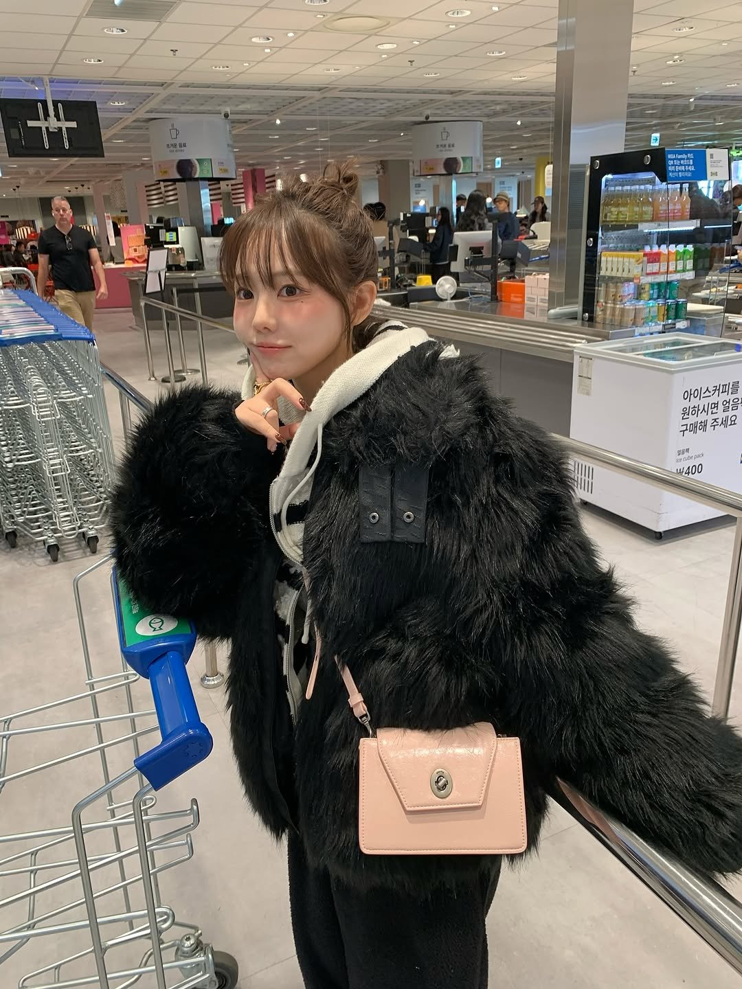 Photo by 홍영기 on November 09, 2025. May be an image of duffle coat, fur coat, purse, parka, sling, bath robe and text.