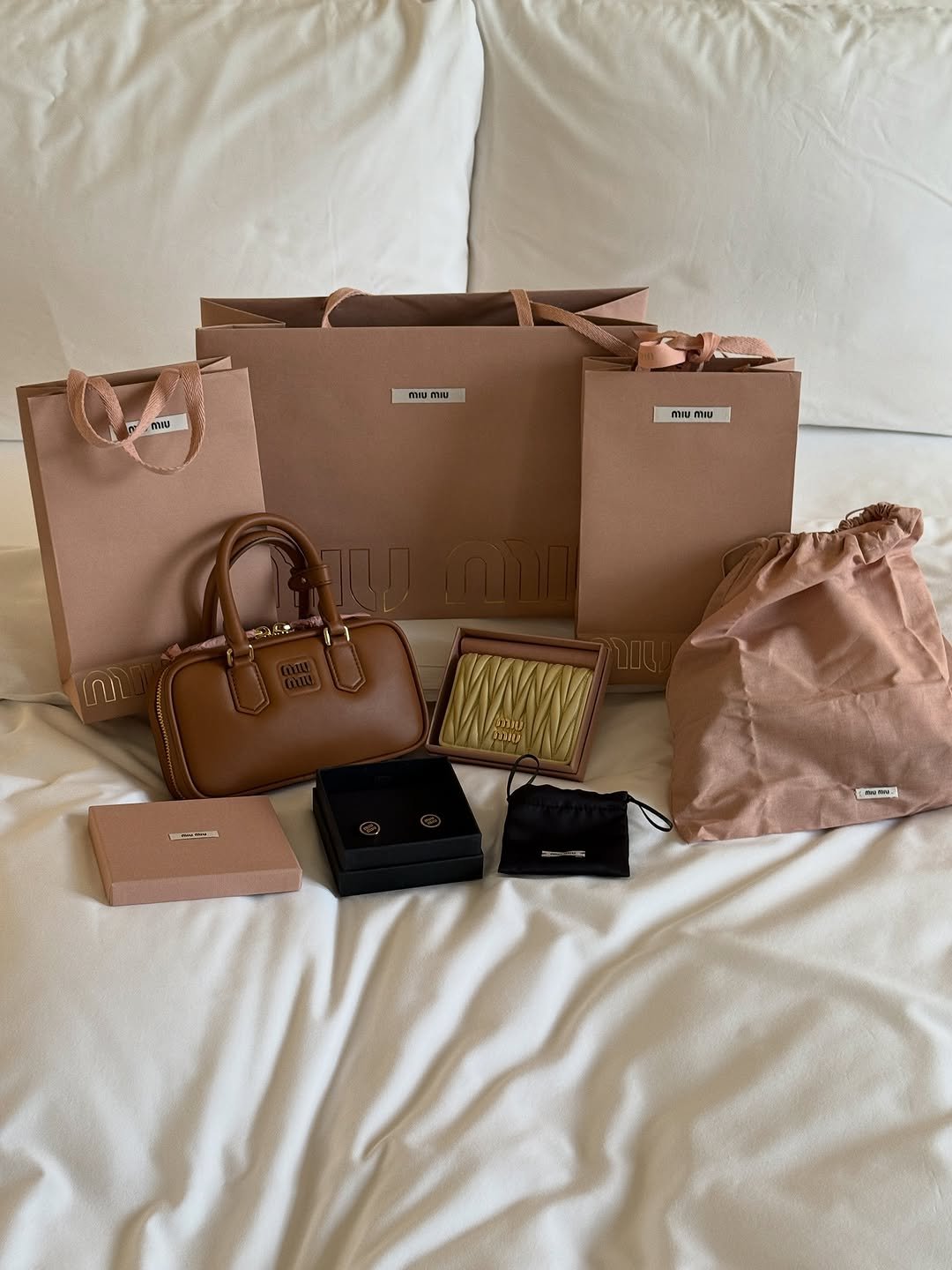 Photo by 홍영기 on September 23, 2025. May be an image of pouch, briefcase, clutch, purse and text.