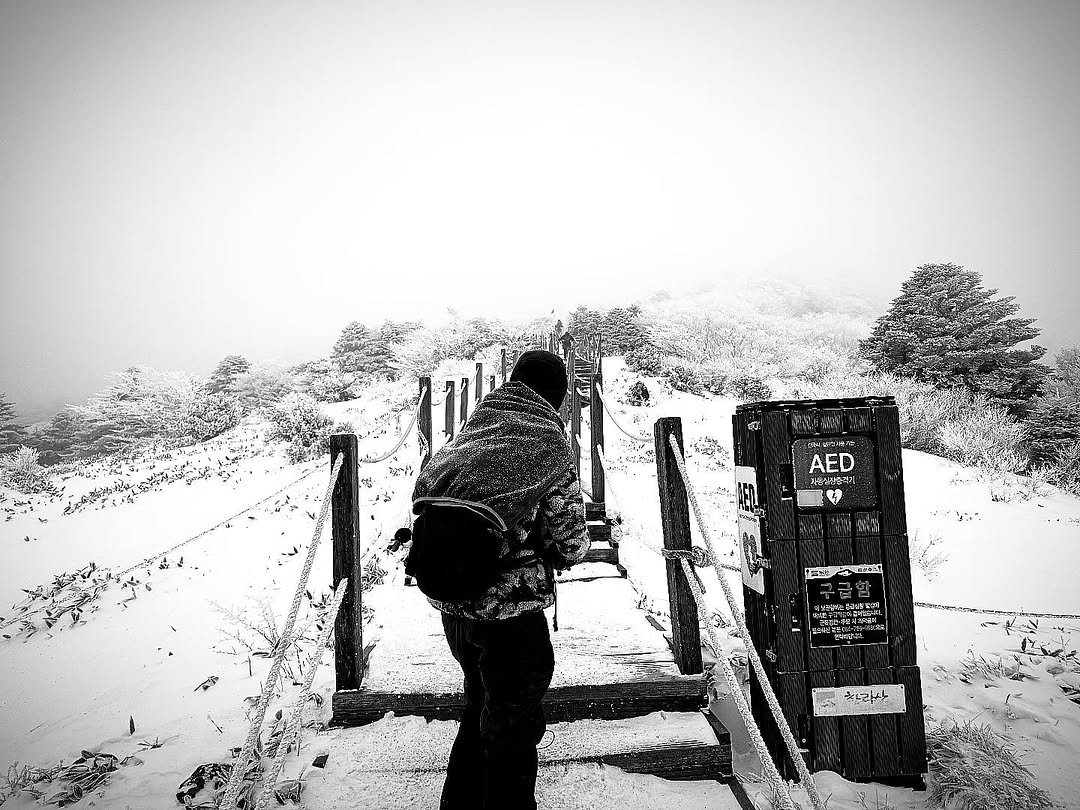 Photo by 이연 on February 01, 2026. May be a black-and-white image of parking meter, phone, telephone and text.