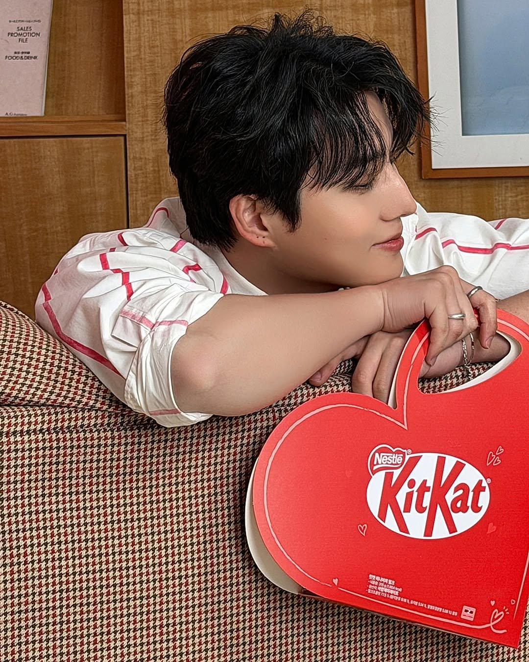 Photo by 킷캣 코리아 공식 인스타그램 on February 03, 2026. May be an image of one or more people, bangs, heart and text.