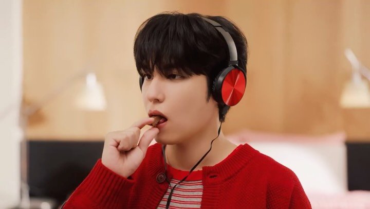 kitkatkorea 게시물 이미지: 피아노를 치며 조용히 힐링하던 원필,
갑자기 야구 응원 소리에 브레이크...