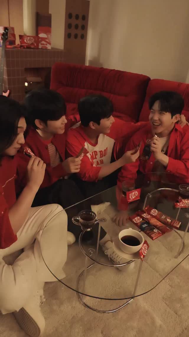 kitkatkorea 게시물 이미지: 킷캣처럼 달콤했던 촬영장 비하인드 대공개📽️
~11/16까지,
킷캣 영수증으로...