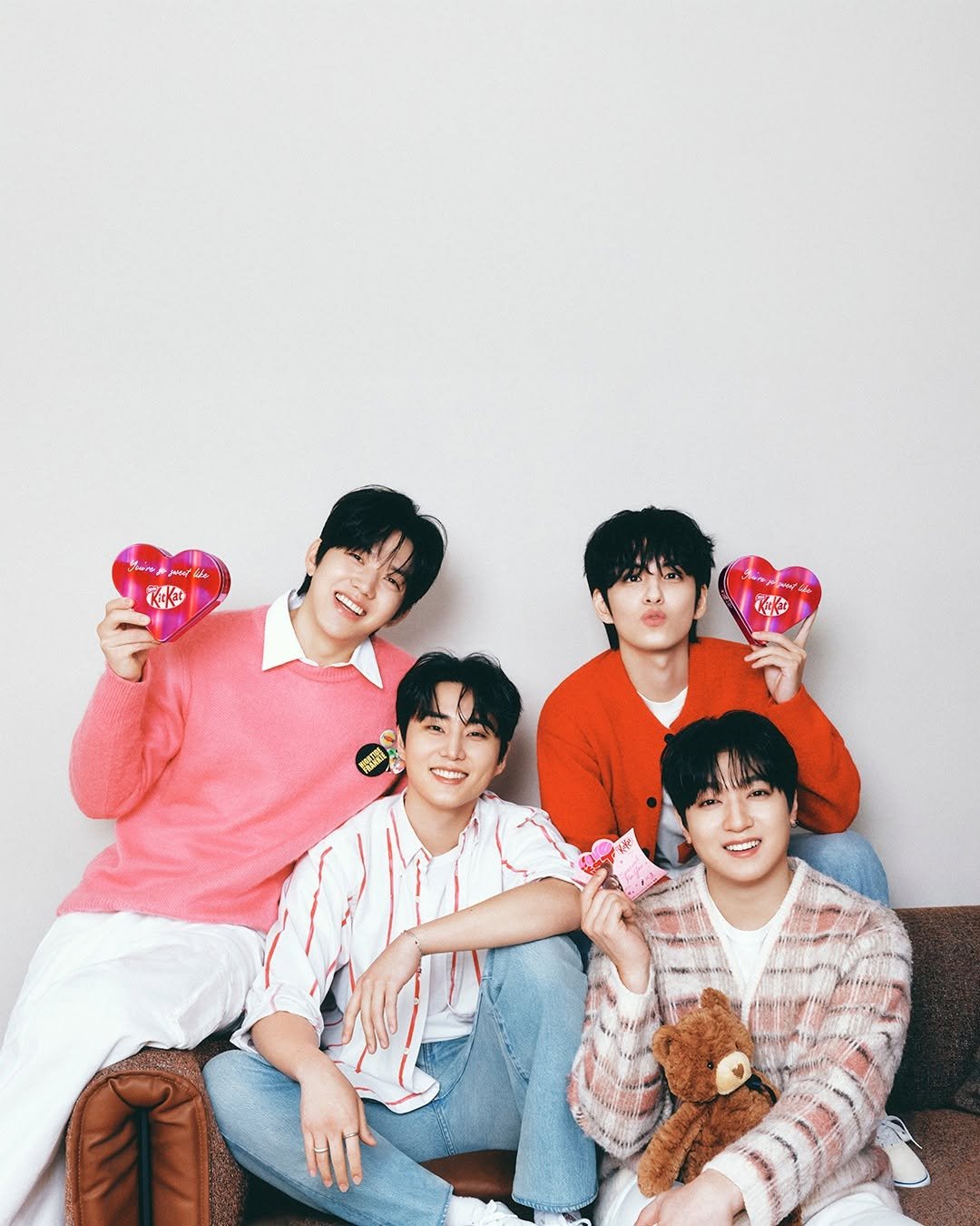 Photo by 킷캣 코리아 공식 인스타그램 on January 25, 2026. May be an image of one or more people, bangs, heart, magazine and text.