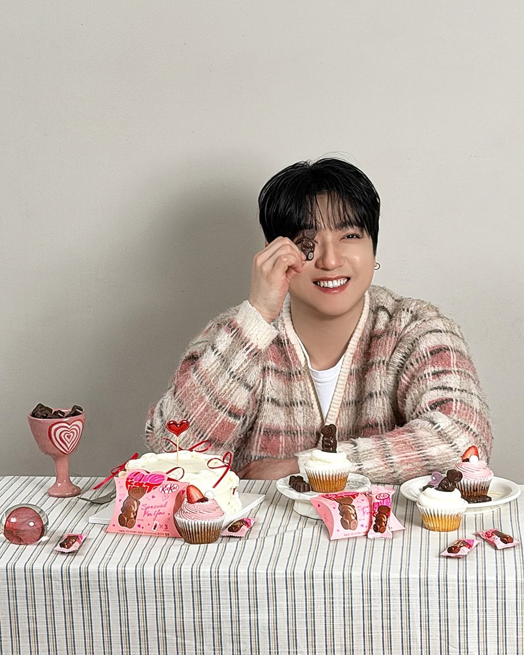 Photo by 킷캣 코리아 공식 인스타그램 on February 05, 2026. May be an image of one or more people, bangs, bolo tie and text.