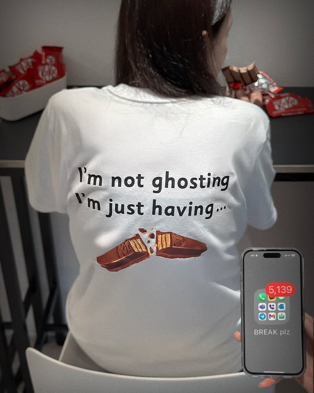 Photo by 킷캣 코리아 공식 인스타그램 on July 24, 2025. May be a graphic of 1 person, phone, sweatshirt, tablet and text that says 'I'm not ghosting m m just having. 5,139 نا 8 BREAK piz'.