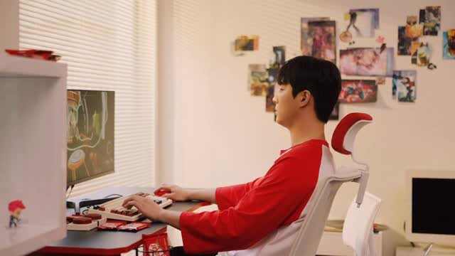 kitkatkorea 게시물 이미지: 게임하면서 브레이크 중인데
갑자기 원필 난입 🚨
생각지도 못한 방해에 한숨만...