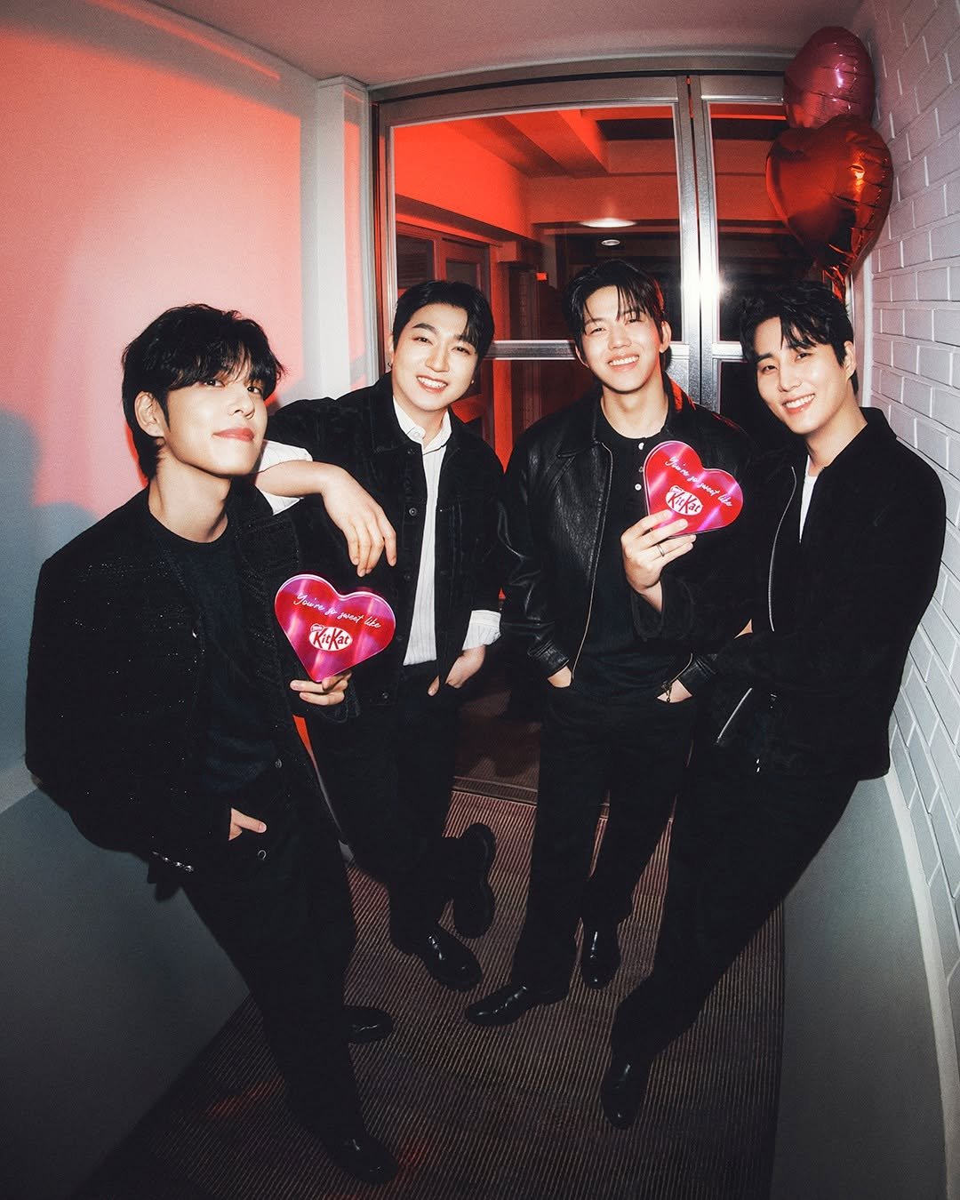 Photo by 킷캣 코리아 공식 인스타그램 on February 08, 2026. May be an image of one or more people, bangs, bolo tie and text.