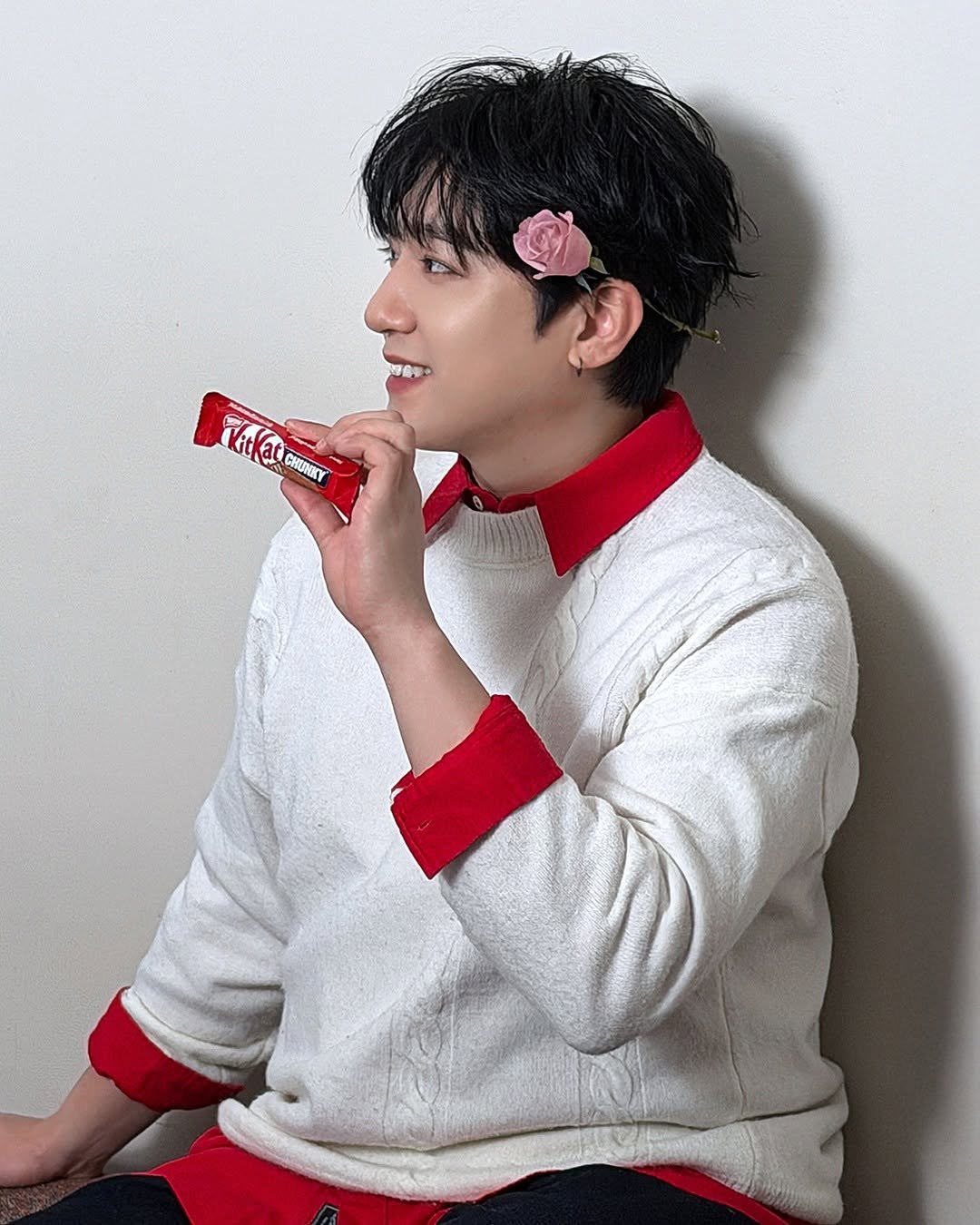 Photo by 킷캣 코리아 공식 인스타그램 on February 23, 2026. May be an image of one or more people, bangs, makeup, sweater, hand cream and text.