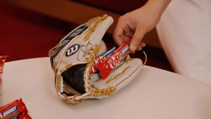 kitkatkorea 게시물 이미지: 야구 응원하면서 텐션 업⚾🎉
하다가... 갑자기 온 연락에 분위기 다운
노래...