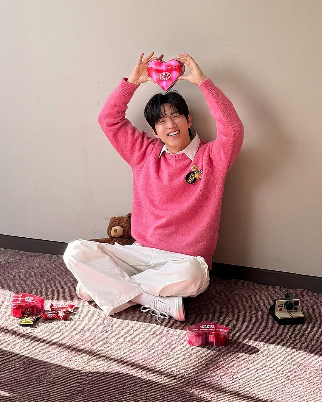 Photo by 킷캣 코리아 공식 인스타그램 on February 04, 2026. May be an image of one or more people, bangs, heart and text.