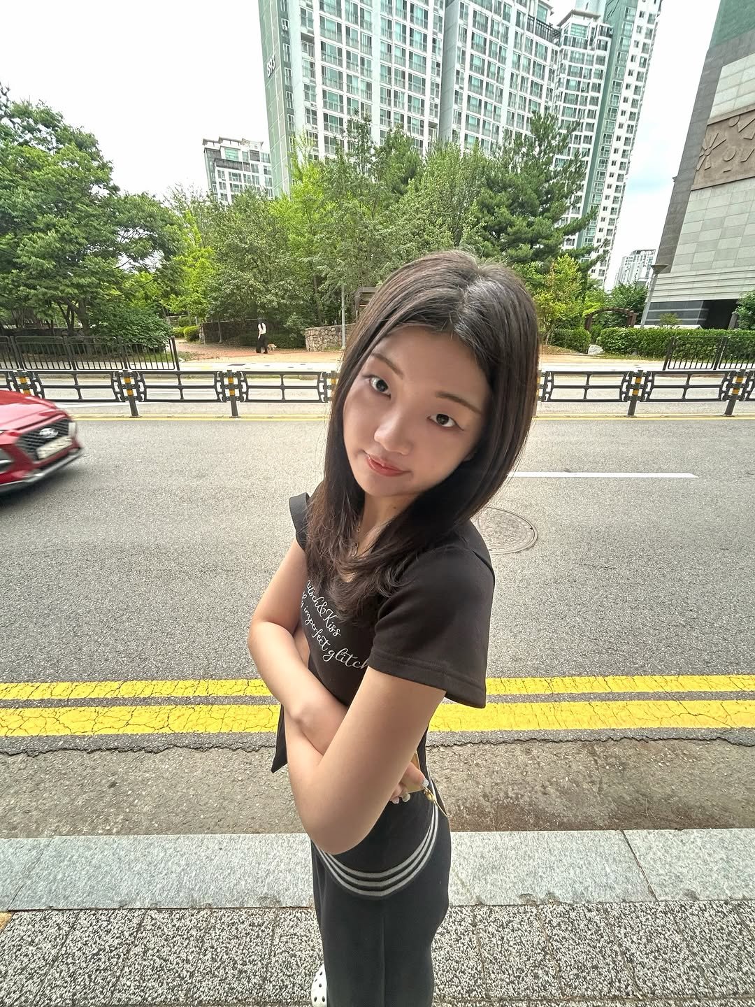 kitschnkiss 게시물 이미지: #제품제공 @kitschnkiss 

PERFECTLY 유넥 티셔츠 (SUSKNK-101)