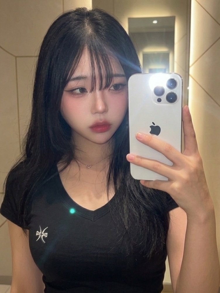 kitschnkiss 게시물 이미지: 은은한 빛 아래 블랙 🖤✨
다들 블랙 하세요 두 번 하세요,, 🖤

목선이 길어...