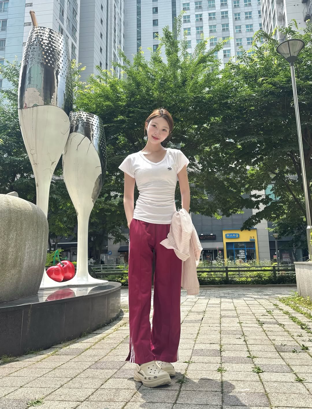 kitschnkiss 게시물 이미지: [협찬] 여기요! 핏감 미쳤어요! 🤍✨

집 앞 산책부터 영화관까지 편하게 입기...