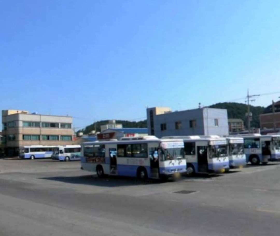 Photo by 강준영 [강장군] on February 17, 2026. May be an image of trolley, bus, shuttle bus, terminal and text.