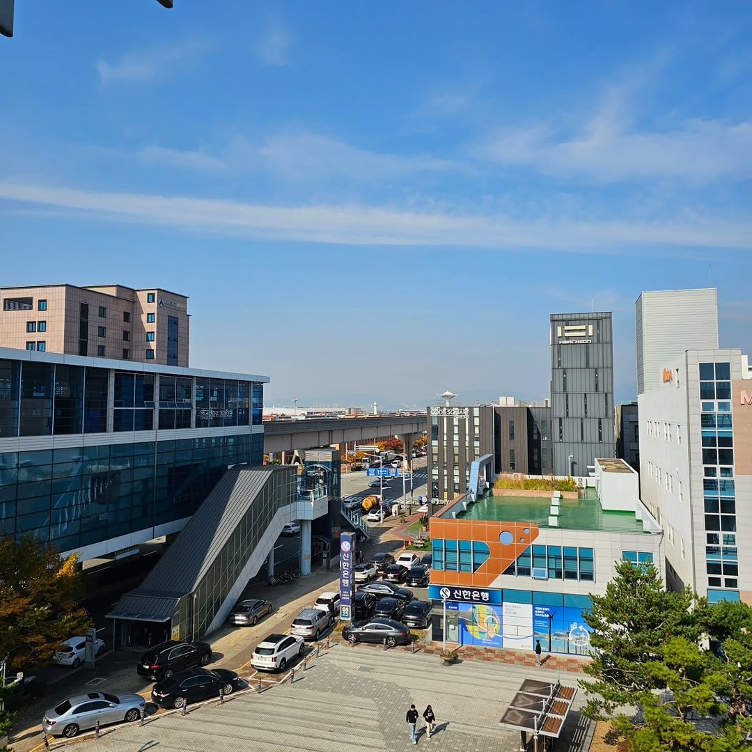 Photo by 강준영 [강장군] on November 07, 2025. May be an image of helicopter, blimp, cloud, buildings, tower and text.