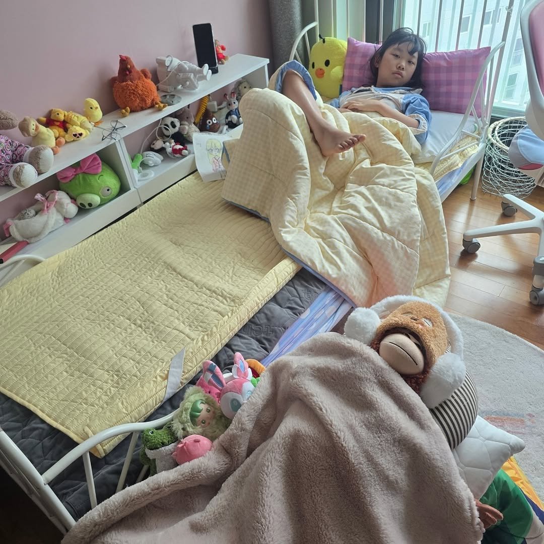 Photo by 김경아 kim kyoung ah on February 13, 2026. May be an image of sleeping, bunk bed, beanbag chair, baby bed, mattress, blanket, bed, bedroom and text.