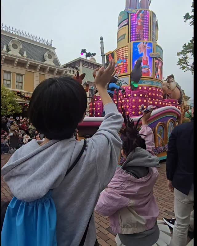 kka_jotahehe 게시물 이미지: 중2고 나발이고
최애를 만나면 
마냥 해맑은 어린이가 되...

나 쟤 저러다 손목...