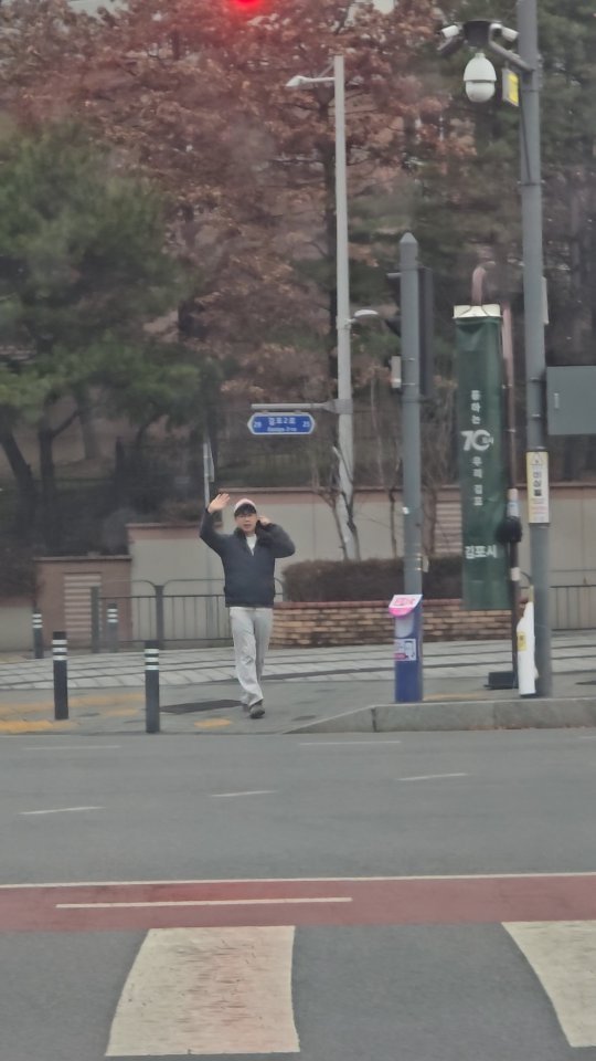 kka_jotahehe 게시물 이미지: 점심약속 있는 사람한테
한촌설렁탕 먹고 가면 안되냐고

왜 그러는거야

결국 혼자...