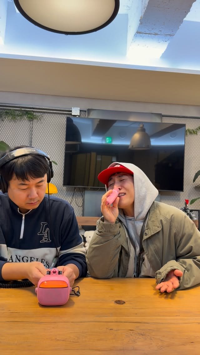 kkachi99 게시물 이미지: 음향 좋은데여? 조금만 날 풀리면 이렇게 버스킹해야징
아 코 따가웅