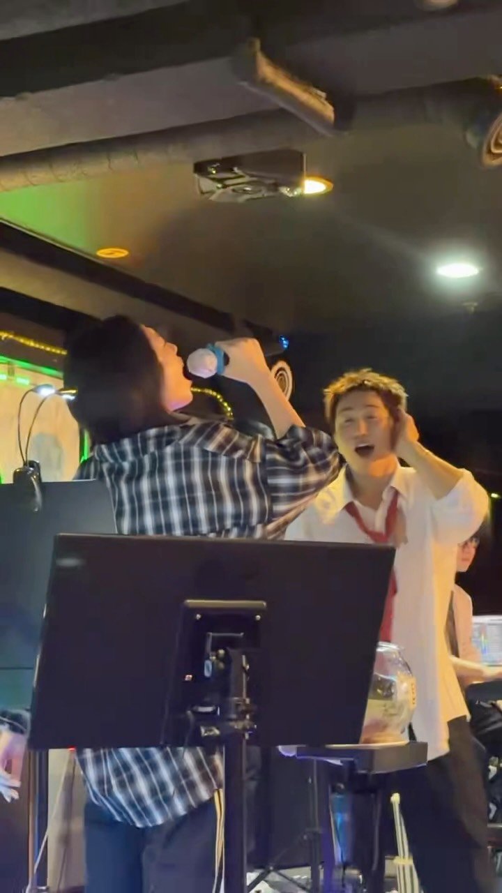 kkachi99 게시물 이미지: 무대를 장악했다 ( 관객이)