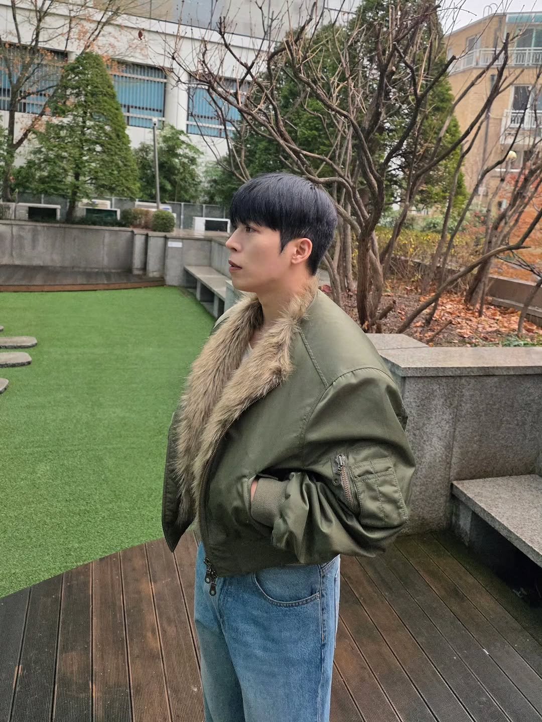 Photo by Daeheon Kang on December 18, 2025. May be an image of duffle coat, overcoat, goosedown coat, flight jacket, turtleneck, parka and text.