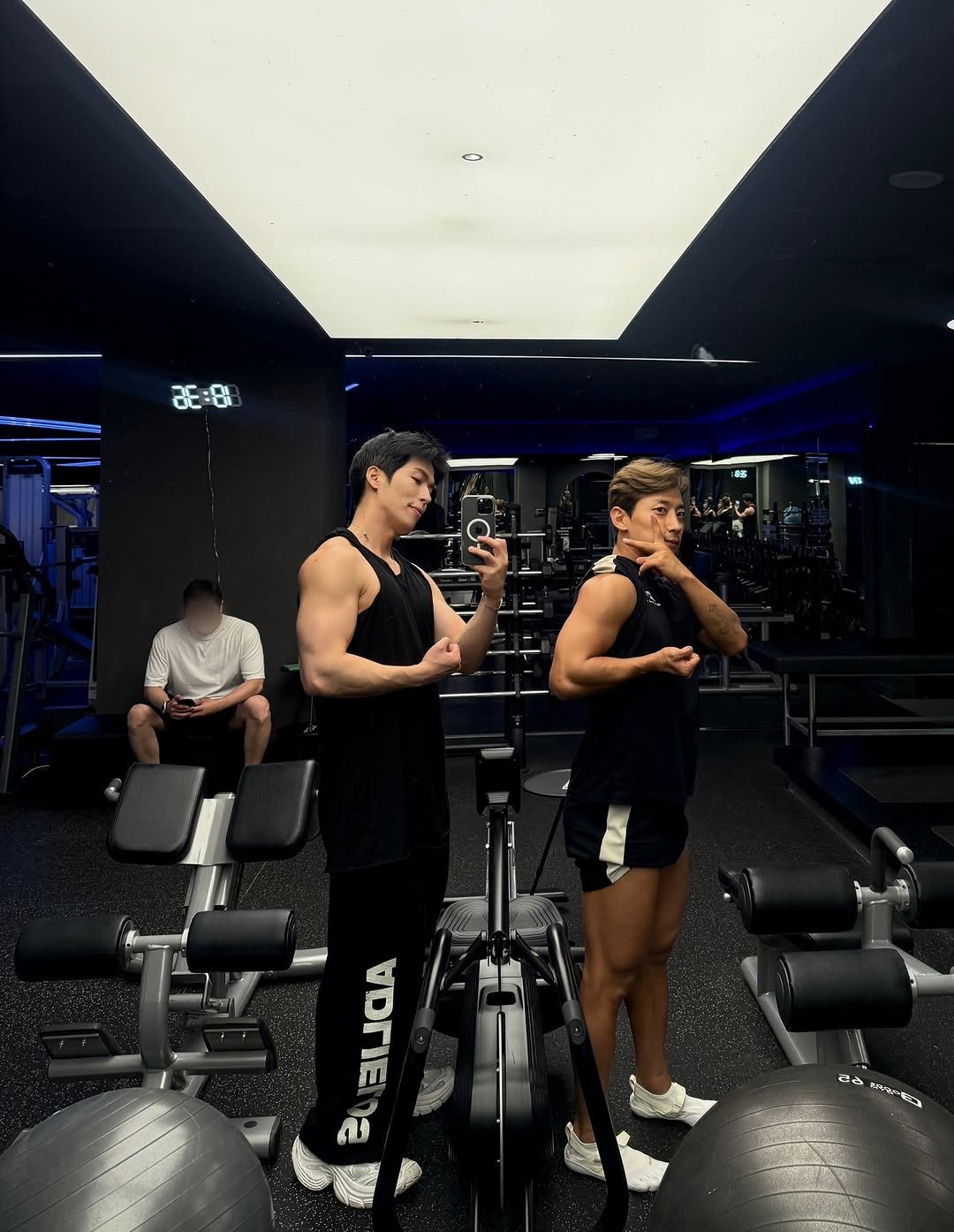 Photo shared by Daeheon Kang on October 06, 2025 tagging @yoongykwak. May be an image of 3 people, biceps, people bodybuilding, activewear, treadmill and text.