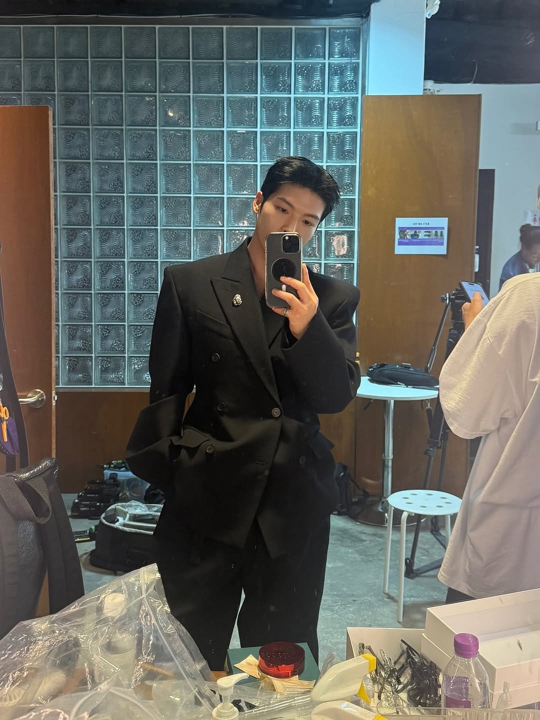Photo by Daeheon Kang on July 19, 2025. May be an image of 2 people, overcoat, suit, blazer, dinner jacket and text.