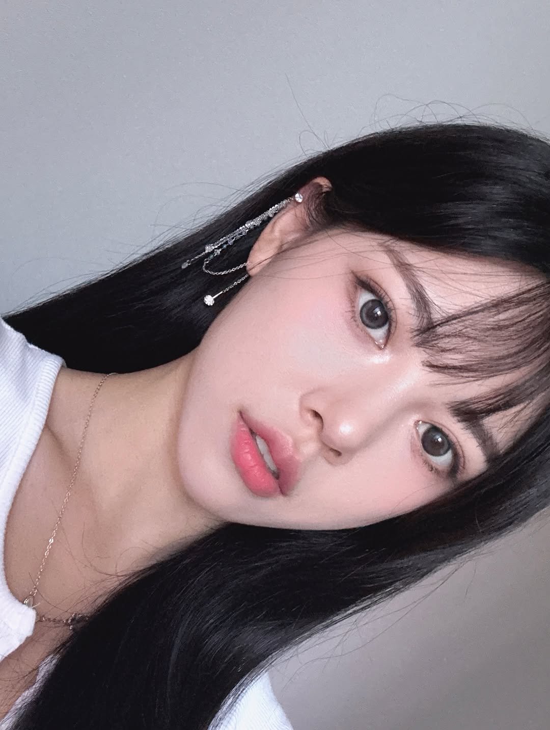 Photo by 꼬유진 KKOUJIN on September 06, 2025. May be a selfie of 1 person, bangs, makeup and text.