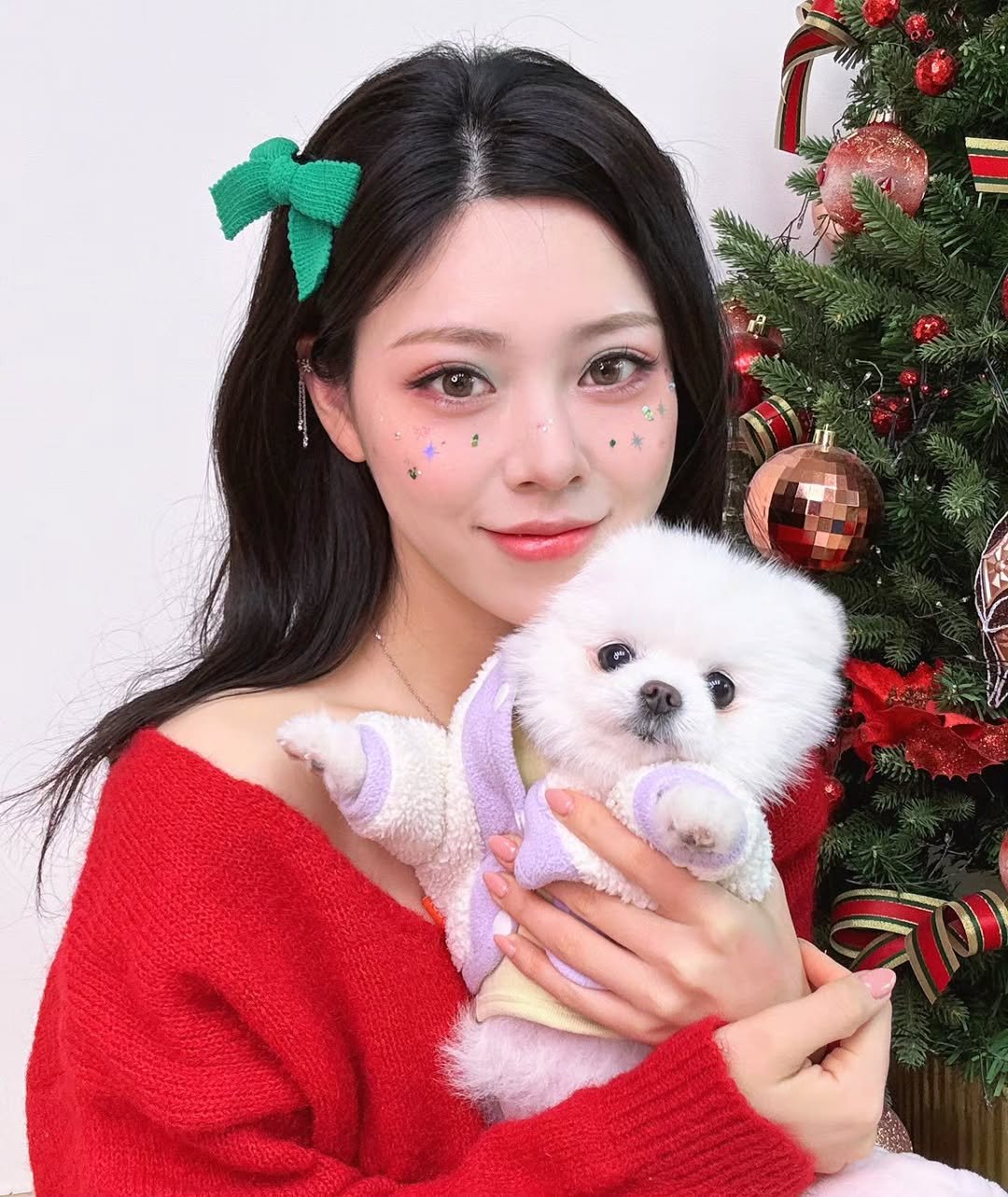 Photo by 꼬유진 KKOUJIN on December 25, 2025. May be an image of one or more people, hair, Maltese, Pekinese and text.