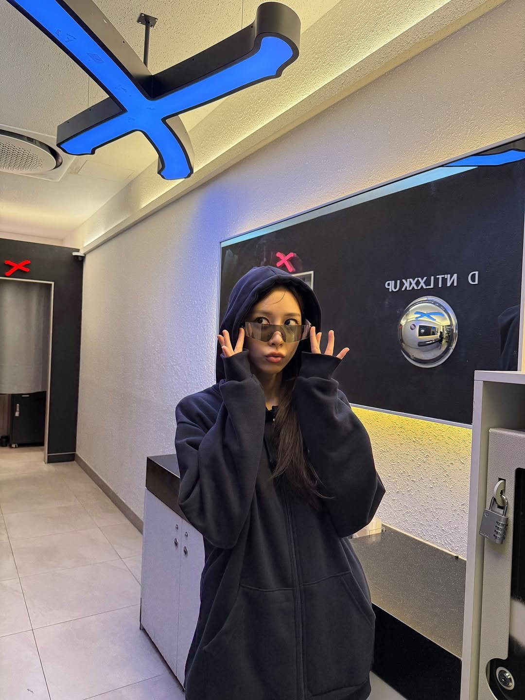 Photo by 박소현 on July 06, 2025. May be an image of beret, cloak, parka, sweatshirt and bath robe.