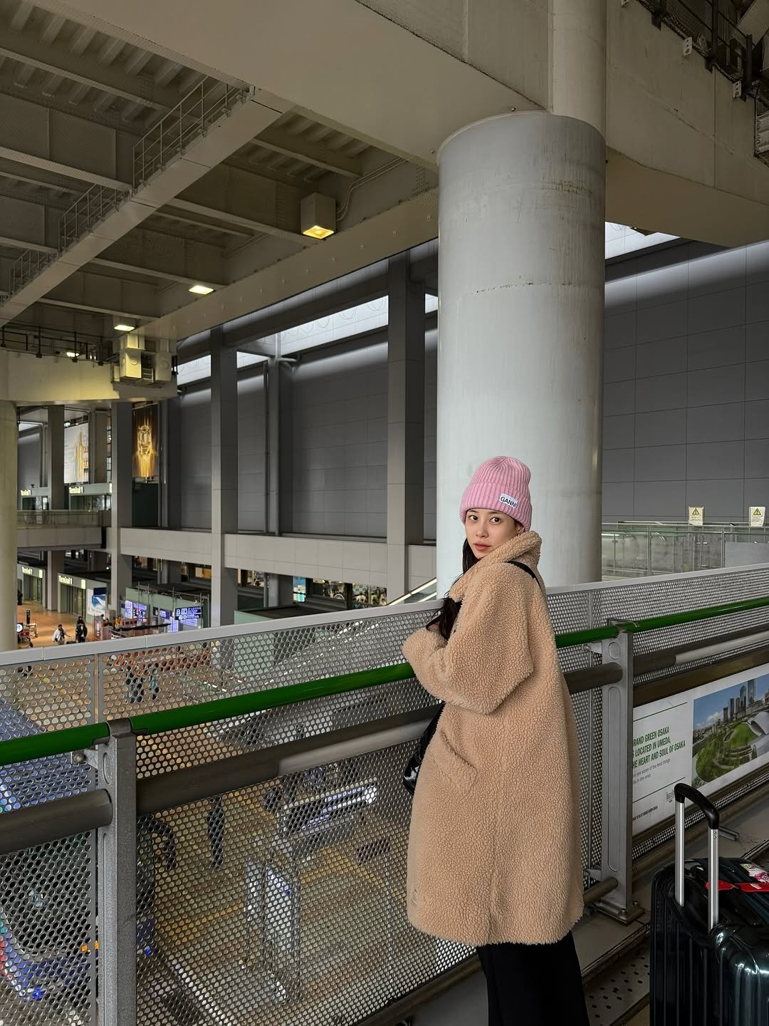 Photo by 박소현 on December 24, 2025. May be an image of overcoat, duffle coat, headscarf, parka, beret, turban, terminal and text.