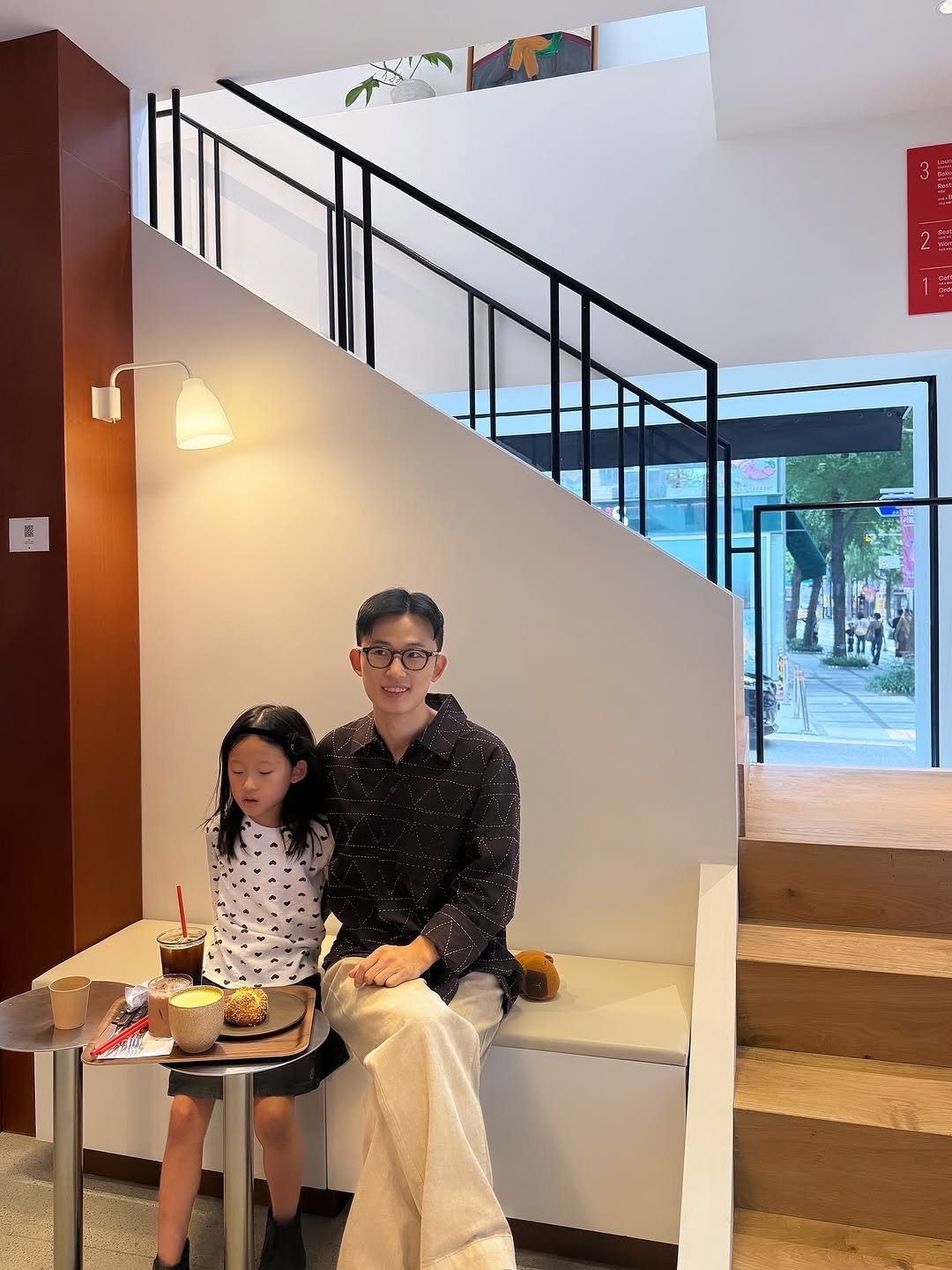 Photo by 꿈약 | 약사 이동섭 on October 04, 2025. May be an image of 3 people and text.