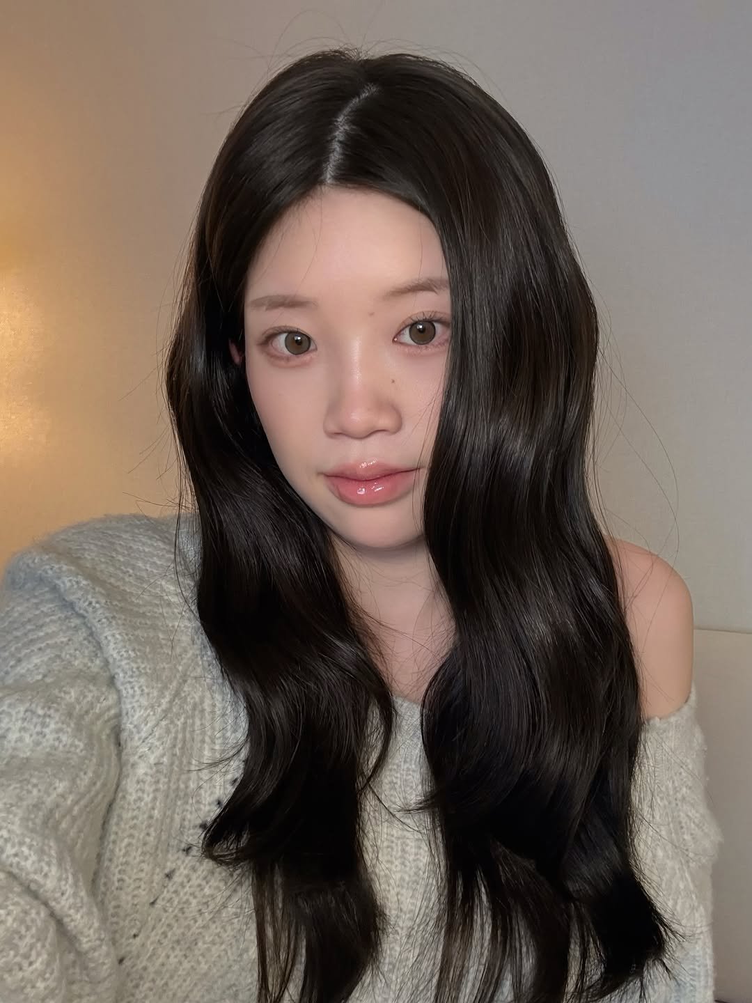 Photo by 꾸요이 on February 18, 2026. May be a selfie of one or more people, braids, makeup, turtleneck and text.