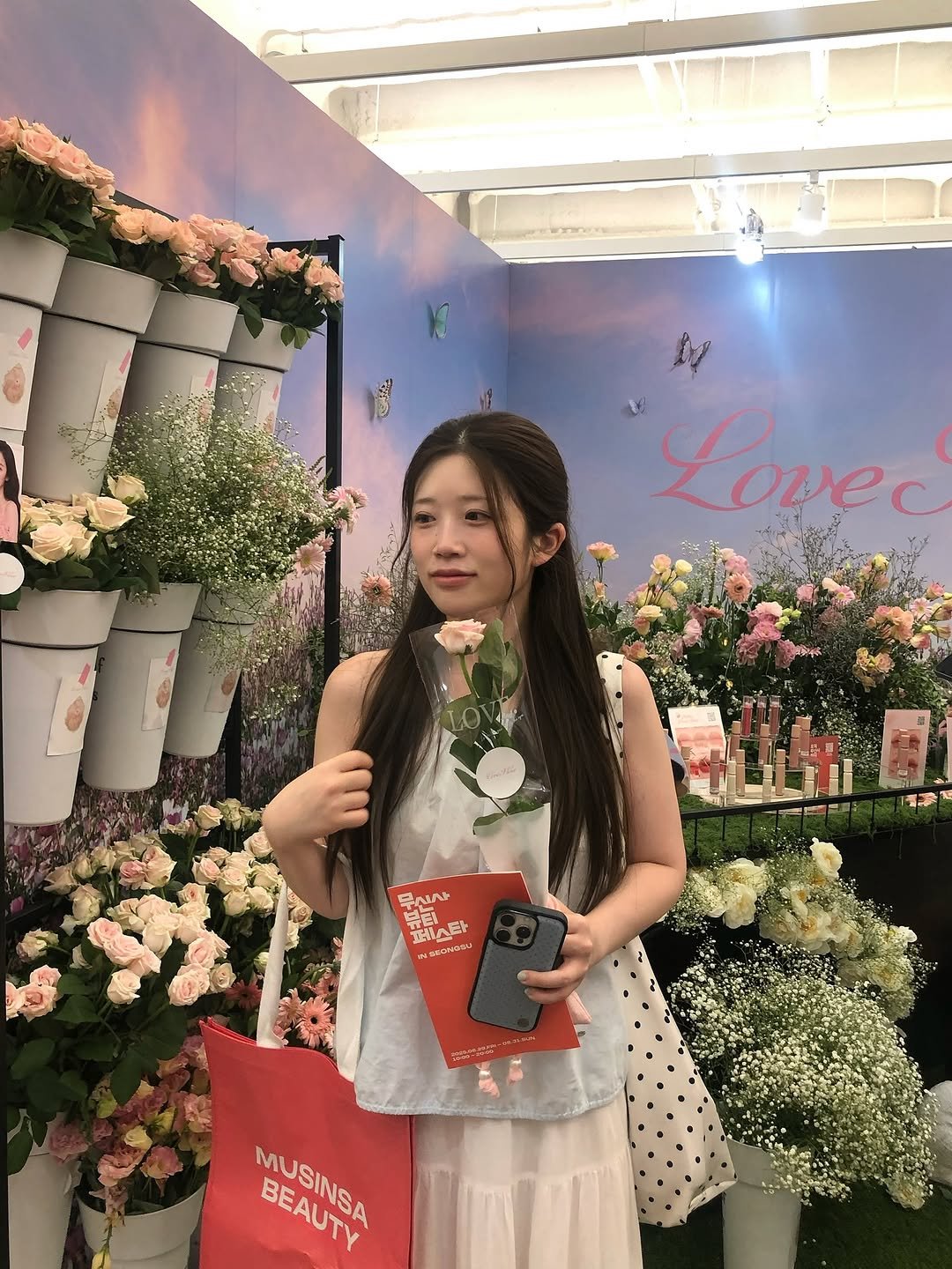 Photo by 꾸요이 on August 29, 2025. May be an image of 1 person, braids, baby's-breath, prairie gentian, white lily, rose and text.