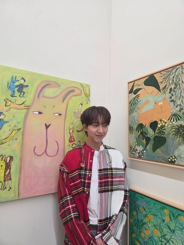 Photo by K현대미술관 in K현대미술관. May be pop art of bolo tie and text.