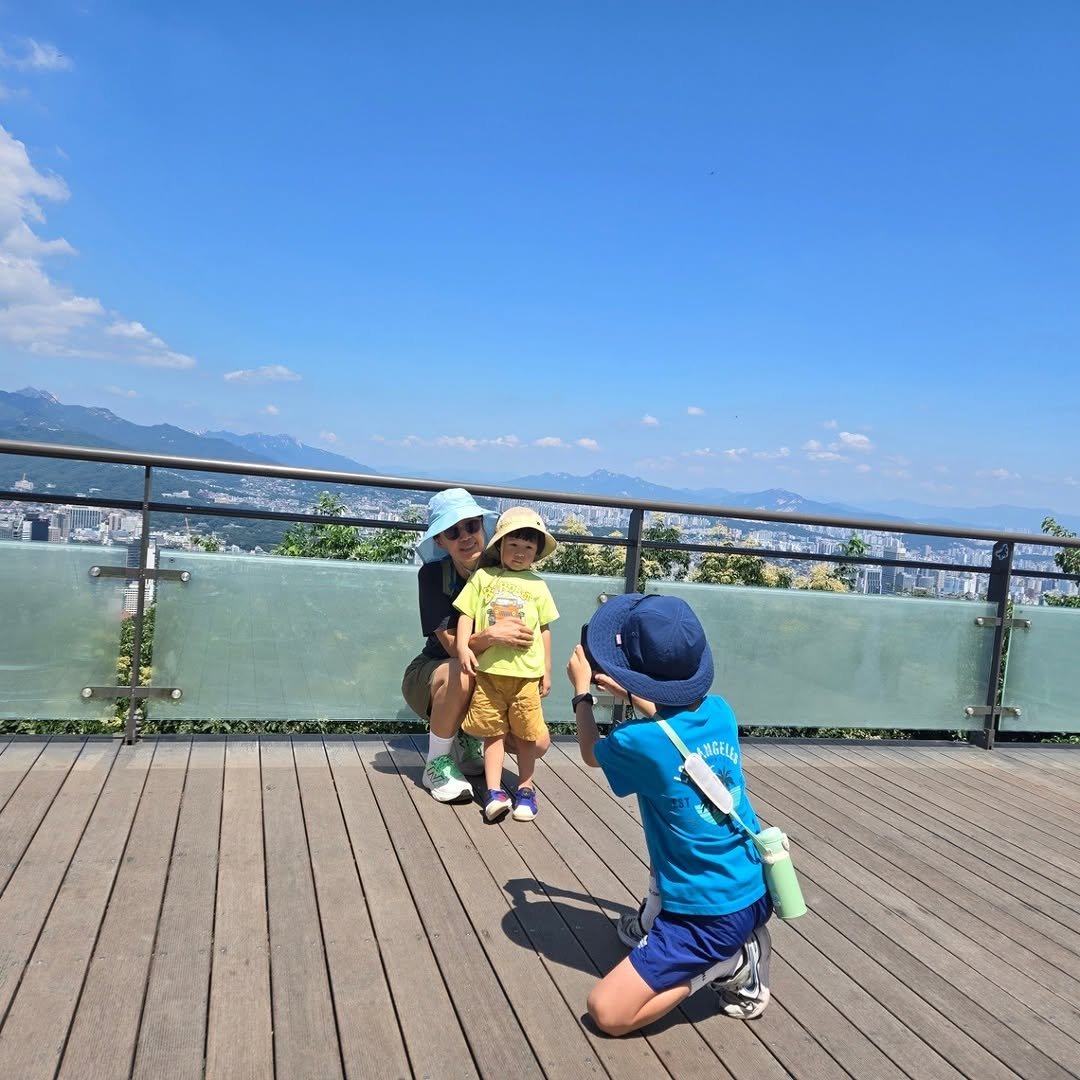 Photo by #쉼과나눔 #금화규 #씨앗이새싹에게 on August 10, 2025. May be an image of 2 people, child, telescope, Victoria Peak, suspension bridge and text.