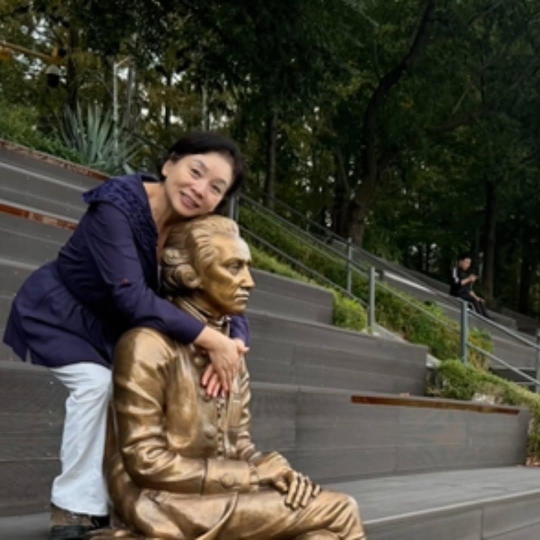 Photo by #쉼과나눔 #금화규 #씨앗이새싹에게 on September 26, 2025. May be an image of 2 people, sculpture, bust, park, statue, the Vietnam Veterans Memorial and text.