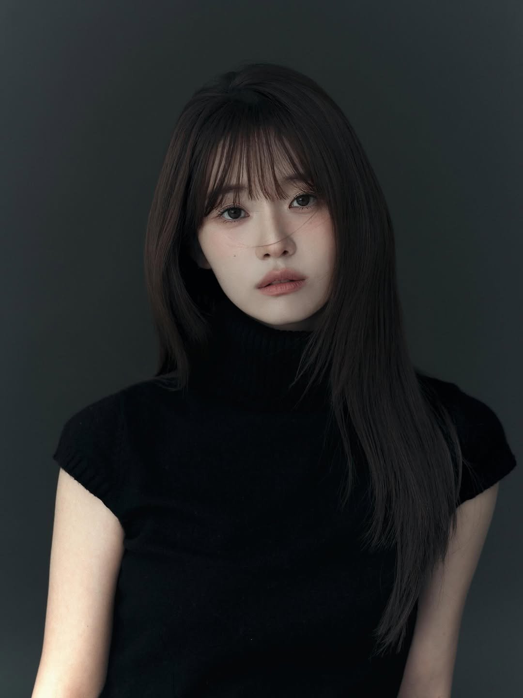 Photo by 김규남 on January 25, 2026. May be an image of one or more people, hair, makeup, top, turtleneck and text.