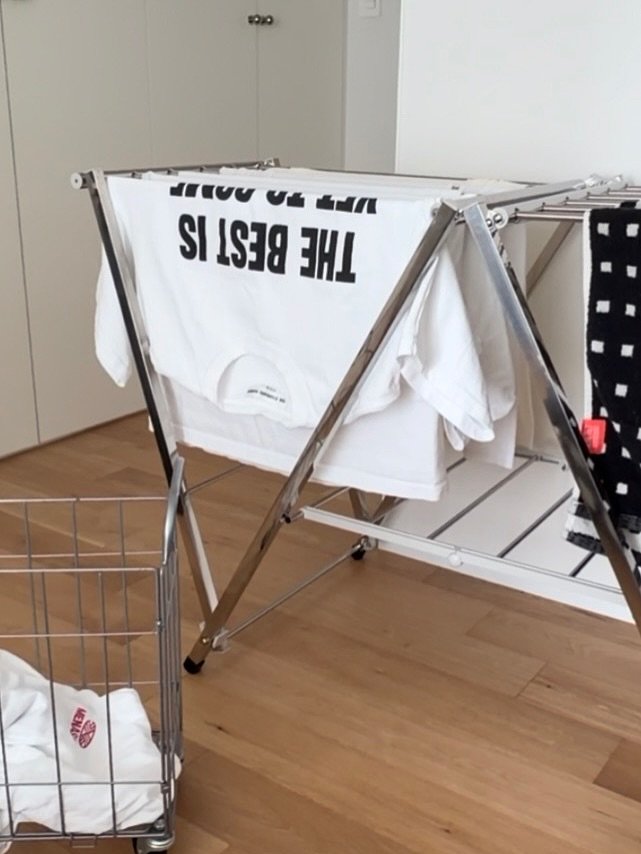 Photo by 노크노크 집꾸미기 | 이유진 on February 18, 2026. May be an image of towel rack, clothes iron, clothes hanger, rack and text.