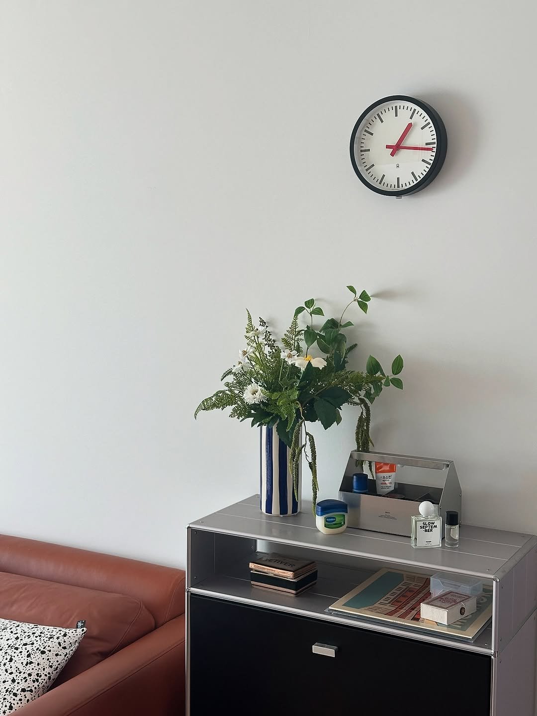 Photo by 노크노크 집꾸미기 | 이유진 on July 29, 2025. May be an image of bureau, house plant, thermostat and text.